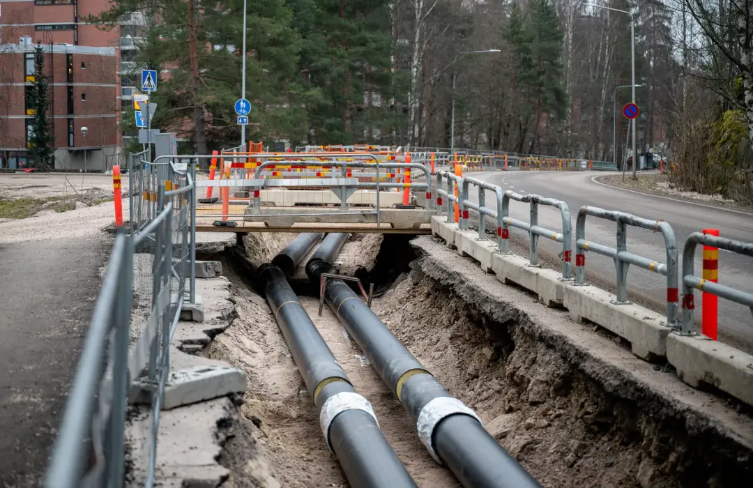 UNDERGROUND PIPES, CABLES AND NEARBY STRUCTURES